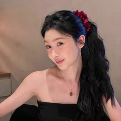 易夢玲は同じサイズの巨大なバナナを挟んで森系の花のポニーテールを挟んで髪飾りを挟みます。