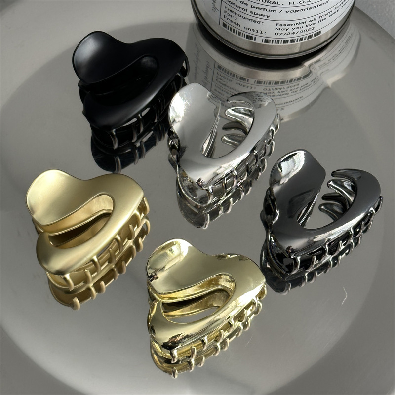 Retro Solid Color Metal Plating Hair Claws display picture 1