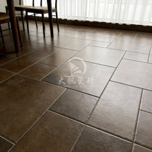 ����ɫ�Rķʯ�ɴu�e�����@��Сƴ����ĸ�ű��u����¶̨�����ذ�u