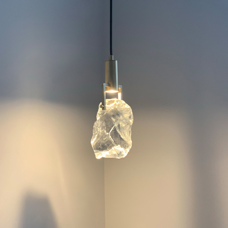 Lámpara de la sala de estar moderna larga línea pequeña cabeza de cama de cristal de cobre simple lámpara de luz lujosa fondo moderno dormitorio