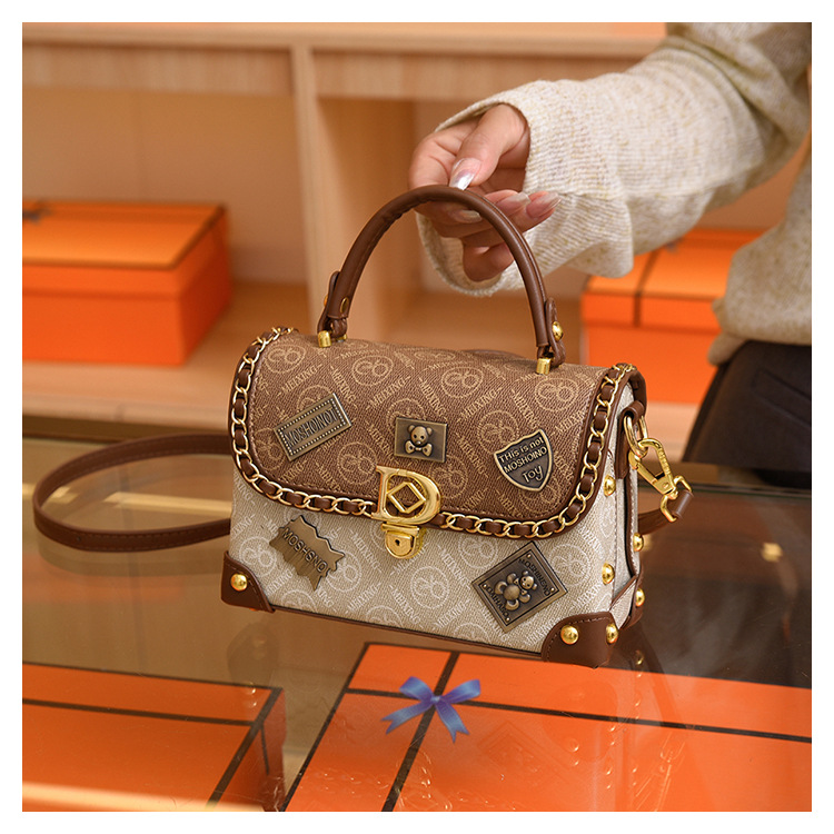Live Supply neue 2023 Sommer neue europäische und amerikanische Retro-Abzeichen Damen-Umhängetasche tragbare Internet-Promi-Hot-Style-Damentasche_voghion.com
