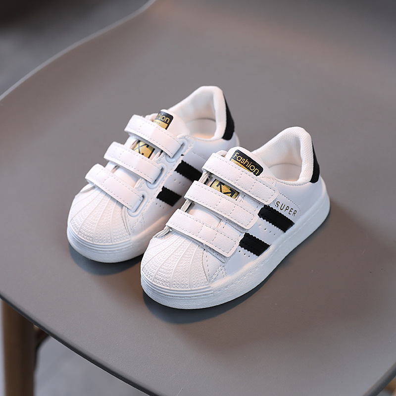 Zapatos para niños al por mayor primavera y otoño niños y niñas Baby Shell Head Sneaker zapatos blancos casuales para niños zapatos de tablero de fondo suave para niños moda