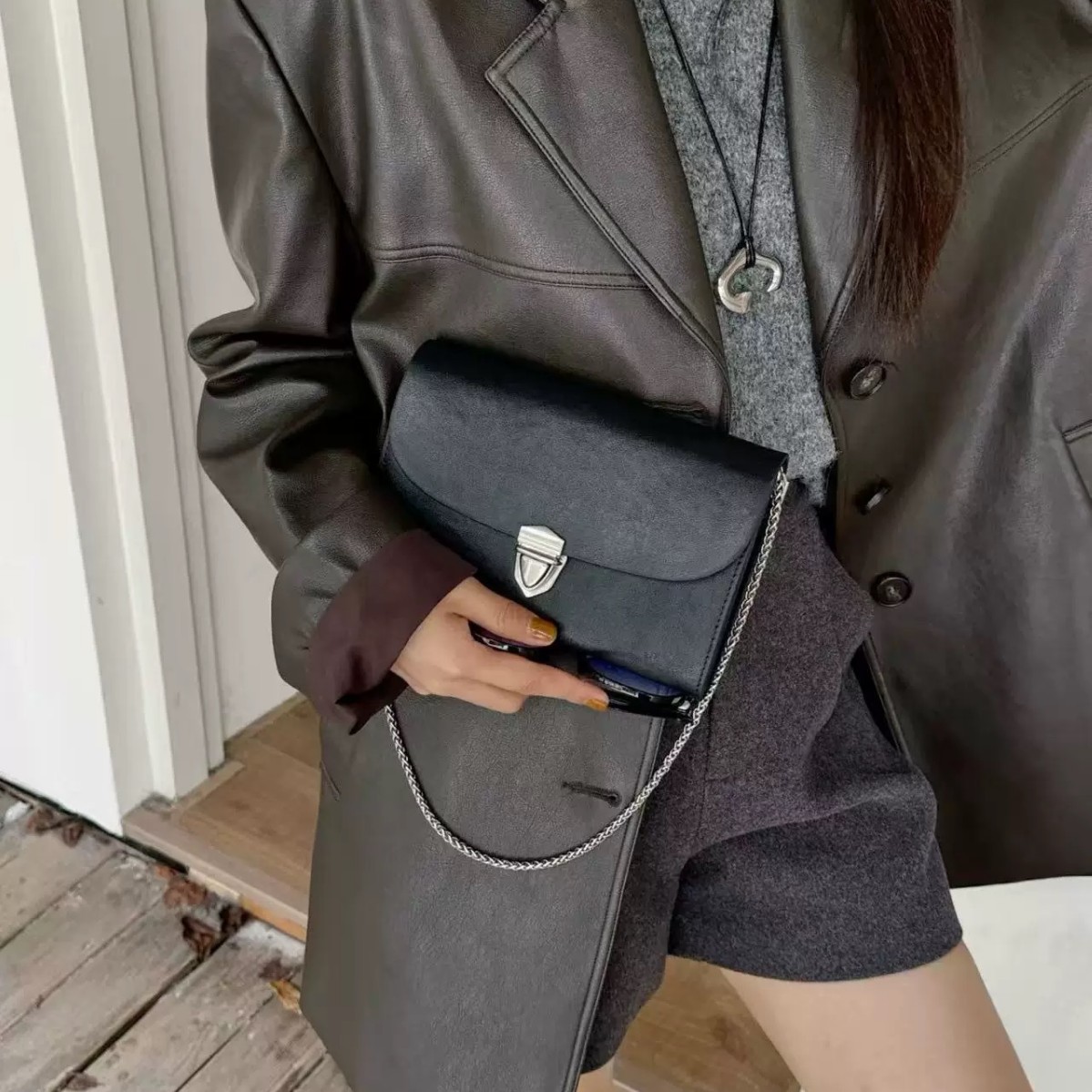 Top Grain Vegetable Tanned Leather Minimalist Square Bag For Women, Multi-Compartment Chain Messenger Bag, Versatile Shoulder And Crossbody Bag For Commuting - Thumbnail 2