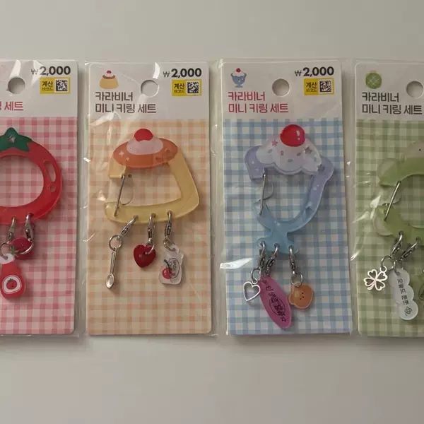 Japanese Daiso cute carabiner, ins hollow-out ita-bag pendant, Xiaohongshu hanging decoration, keychain, bag accessory