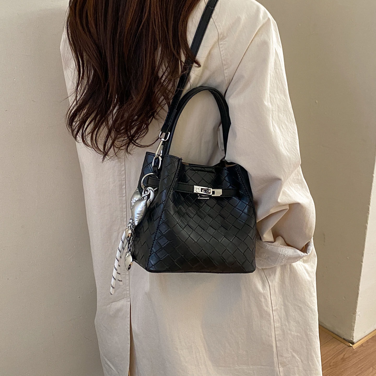Bolsa de mochila nicho de diseño plateado bolsas de mano femeninas temperamento de viaje de un solo hombro cubo trenzado 2026 nuevo estilo coreano