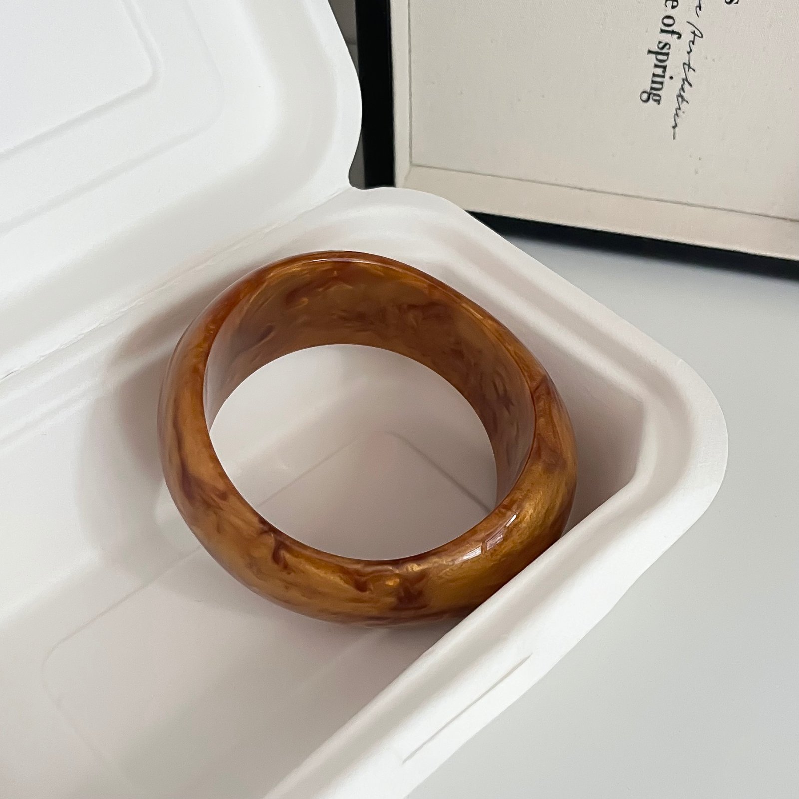 Gilt gold (inner diameter 66.8, weight 67.2 grams)