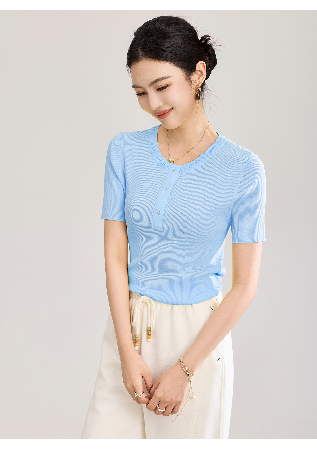 Áo thun nữ cổ tròn tay ngắn dệt kim siêu mịn form vừa vặn — màu đen chi tiết 24