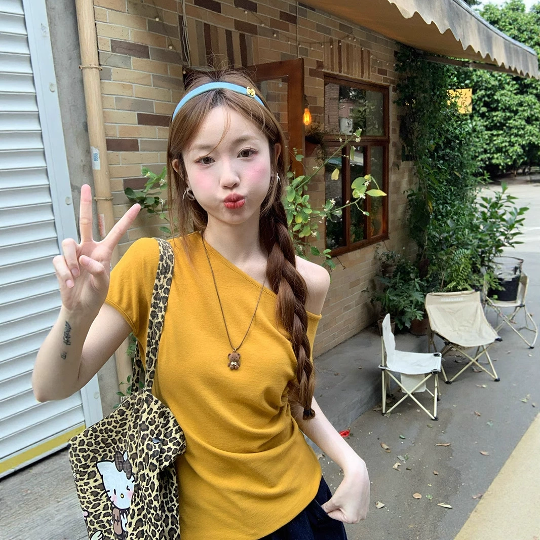 Футболка с короткими рукавами в действии 2025 новый дизайн в стиле сплошной цвет короткий тонкая рубашка с открытым плечом косой воротник корейская женская одежда