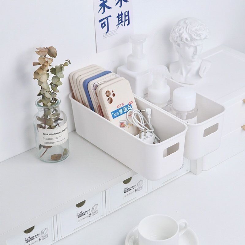 狭い長さの収納ケースと深さのあるケースのプラスチックカバー付きの長さの収納ケースの四角い収納ケース|undefined