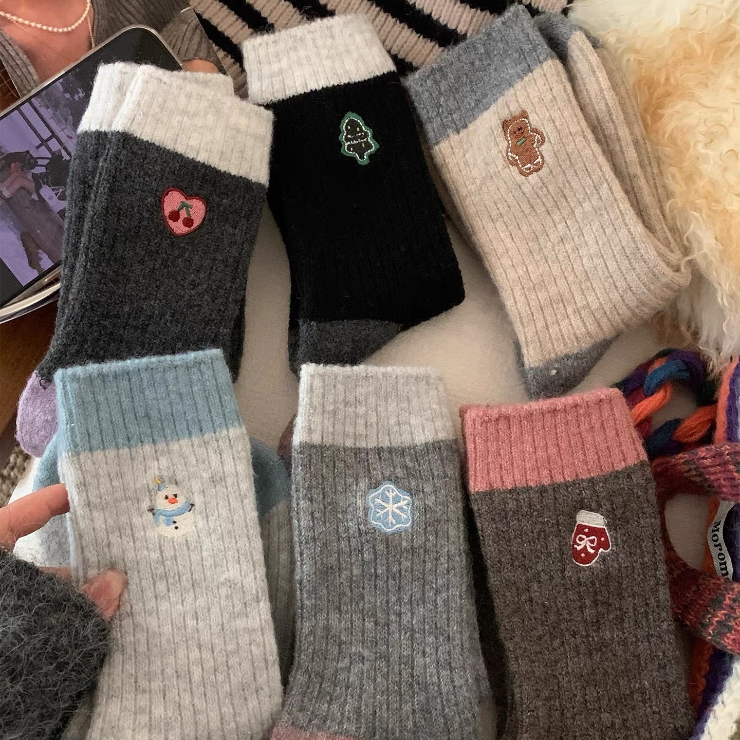 圣诞羊毛袜子女中筒袜秋冬季款加厚保暖可爱刺绣雪花秋冬天长筒袜