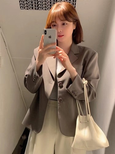 Spring and Autumn Petite Blazer for Women: Trendy Short, Slim-Fit, Elegant Top—Perfect for Casual, Commuter, and Professional Looks