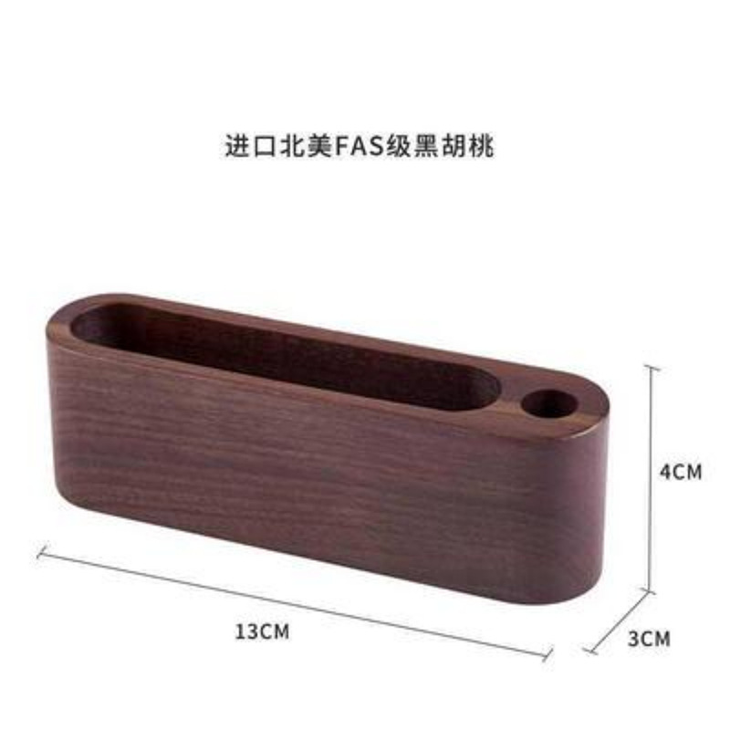 木製のクリエイティブな名刺入れのデスクトップの前に木製の名刺棚があります。|undefined