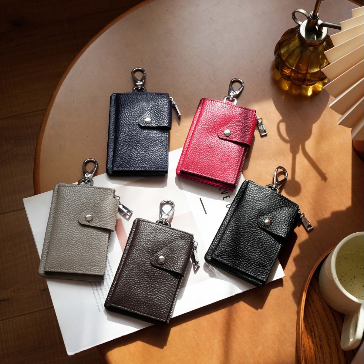 New, high-quality, minimalist, and casual unisex key wallet made of genuine leather, suitable for both men and women, with card slots and a coin purse