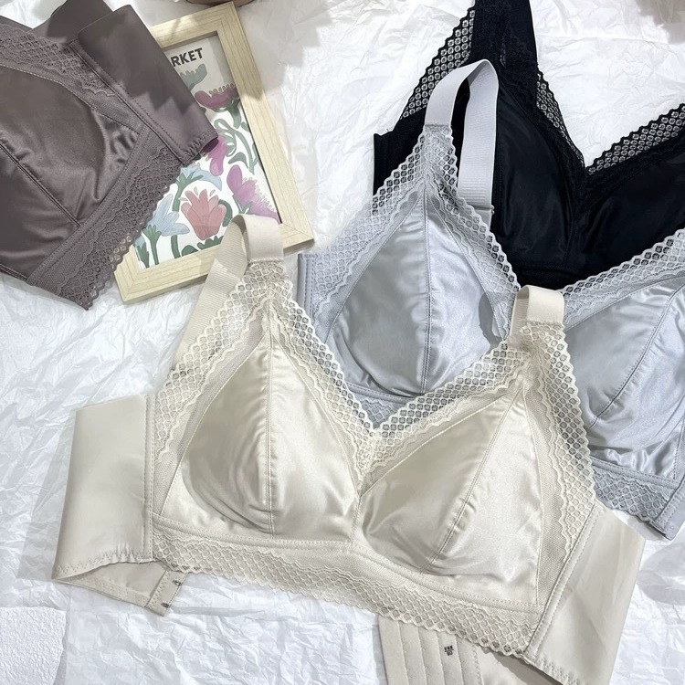 905下着の女性の大きい胸は小さくて、垂れ下がることを防止します。|undefined