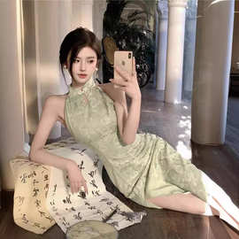 新中式国风清冷感绿色旗袍性感包臀风情万种绝美挂脖连衣裙女夏季