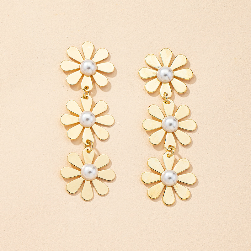 Retro Fashion Flower Pearl Earrings display picture 2