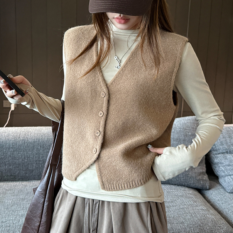 2026 Autumn/Winter Single-Breasted Sleeveless Knit Vest for Women, Simple and Versatile with a Brushed Finish, Small Cardigan Top 2026 Autumn/Winter Single-Breasted Sleeveless Knit Vest for Women, Simple and Versatile with a Brushed Finish, Small Cardigan Top
