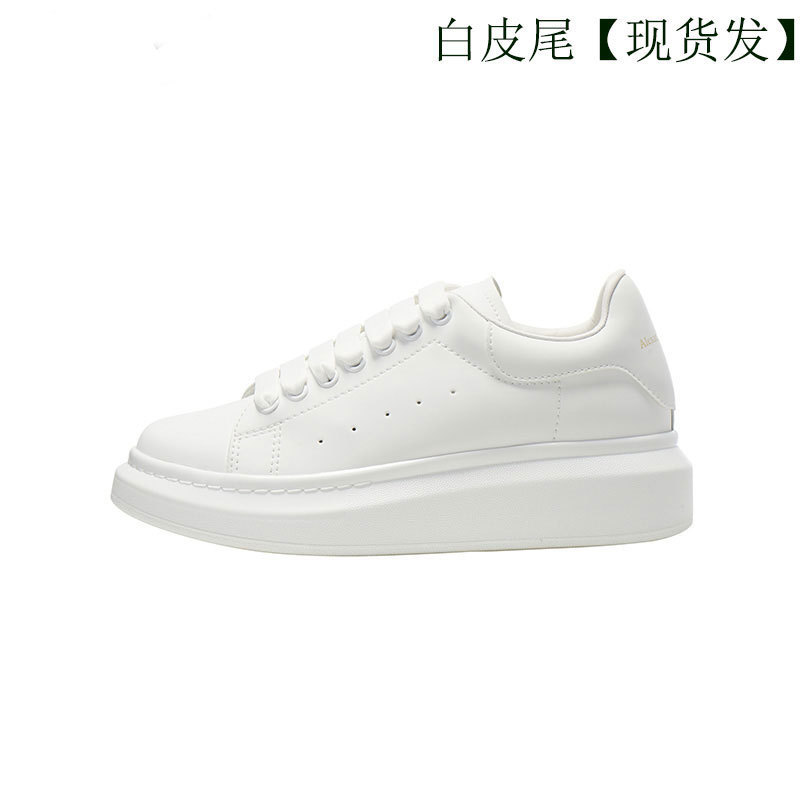 Alta versión McQueen zapatos blancos de suela gruesa mujer 2025 nuevo estilo de cuero salvaje con aumento interior pareja zapatos casuales zapatos de mujer