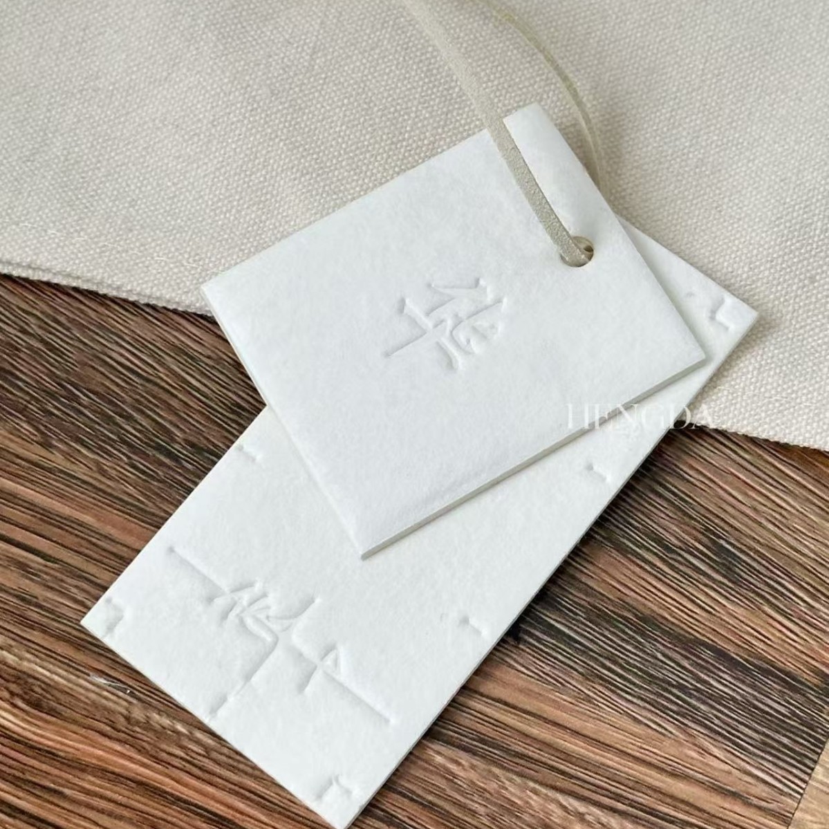 服装绵卡纸凹凸吊牌定 做简约风吊牌高端服饰挂卡定 制绵卡纸吊牌