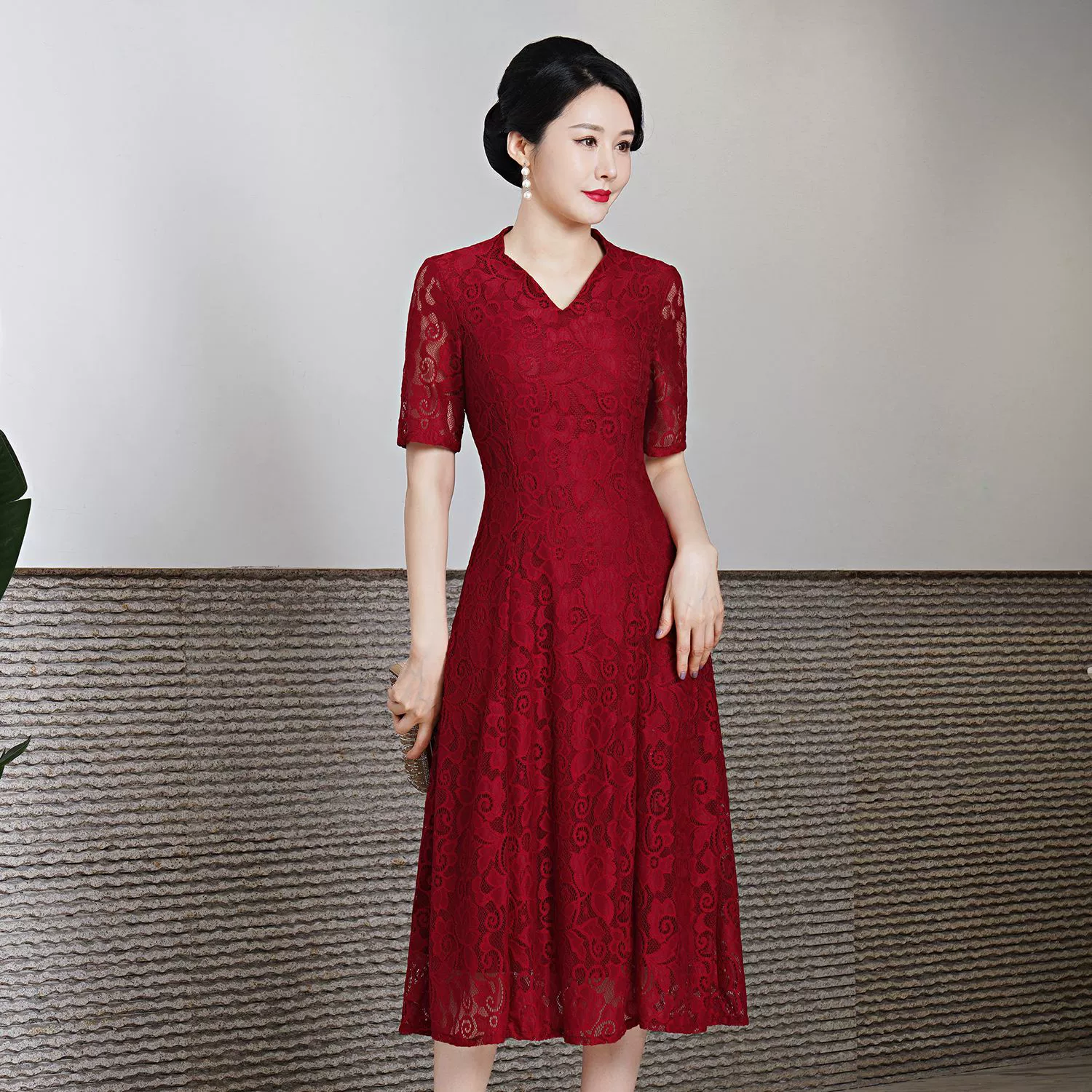 Платье для мам 2023 летнее высококачественное черное кружевное благородное элегантное темперамент женская юбка больших размеров среднего возраста оптом