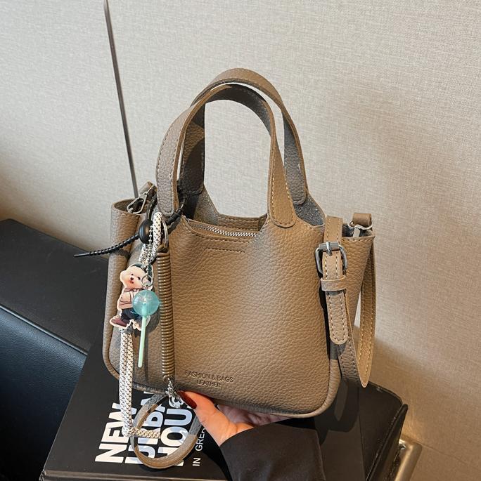 Bolso de cubo de mano transfronterizo sentido de alta gama para mujer 2025 nuevo bolso de mensajero de un solo hombro simple y versátil bolso de canasta de verduras de nicho