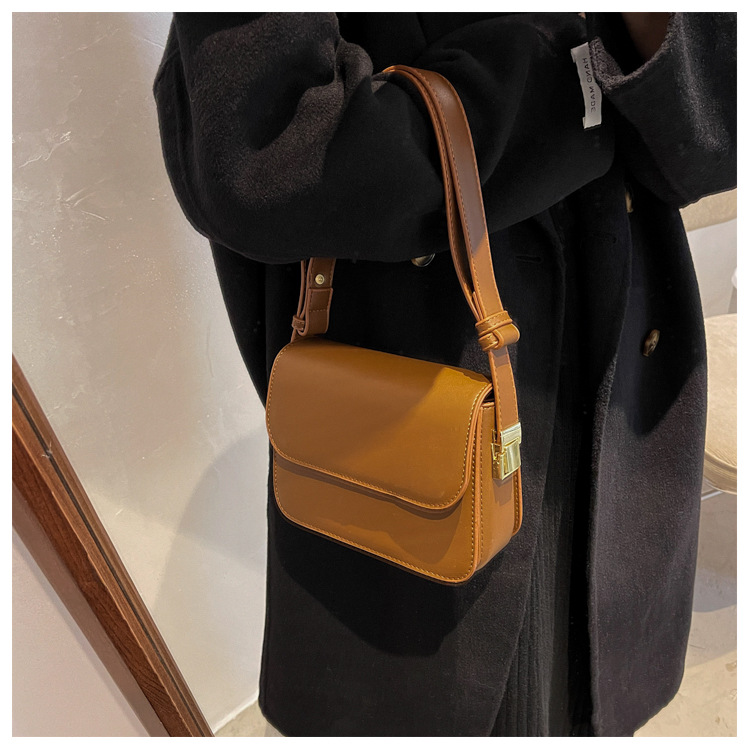 Popular Clamshell Simple Casual Shoulder Bag Autumn Fashion Messenger Small Square Bag display picture 5