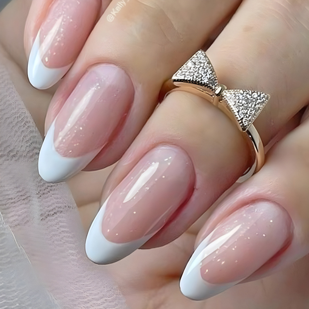 Ventas transfronterizas cortas de uñas de almendra, polvo desnudo suave, bordes blancos franceses, 24 piezas de parche de uñas
