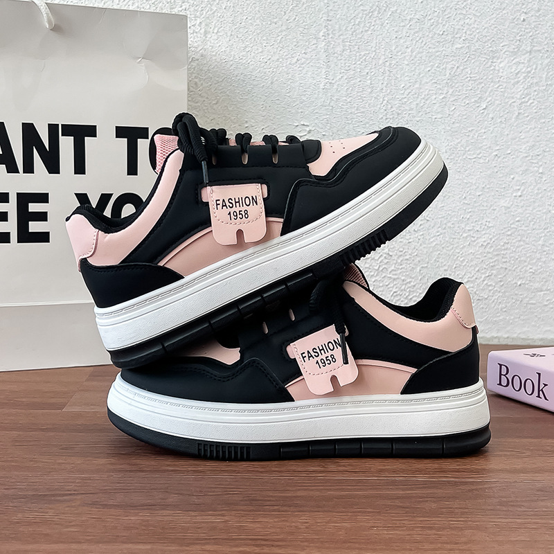 Zapatos blancos negros rosa para mujeres 2025 nuevo estilo de otoño universal zapatos deportivos casuales de estudiantes con suela gruesa zapatos de skate elevados