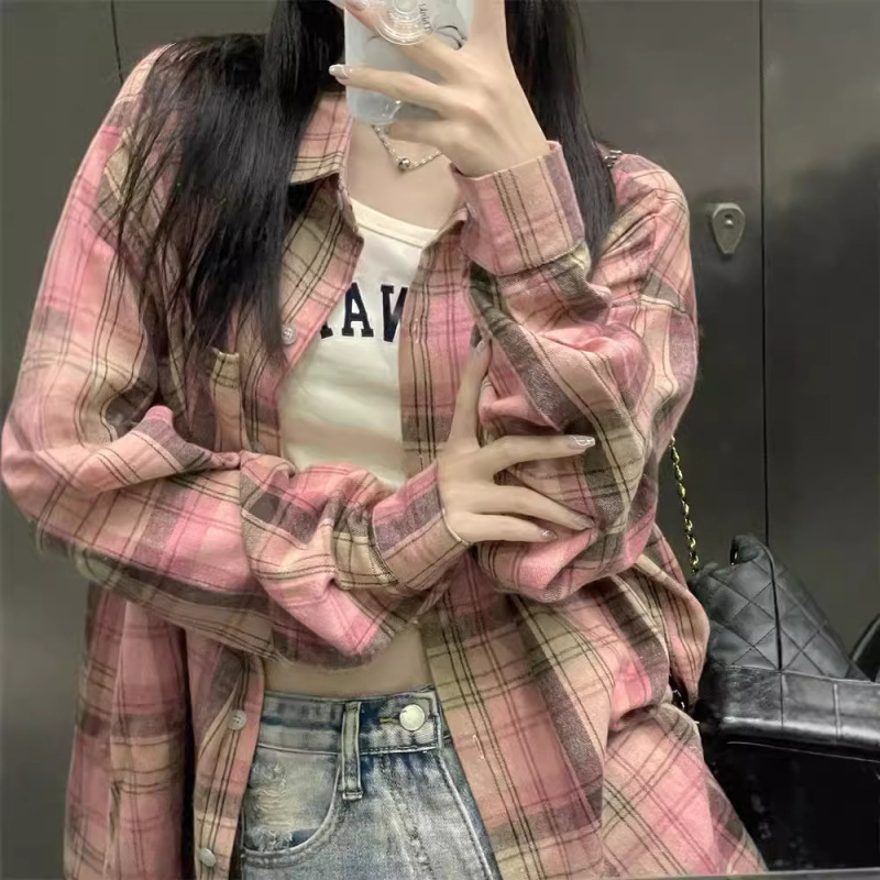 レトロな格子のシャツの女性のデザイン感があります。|undefined