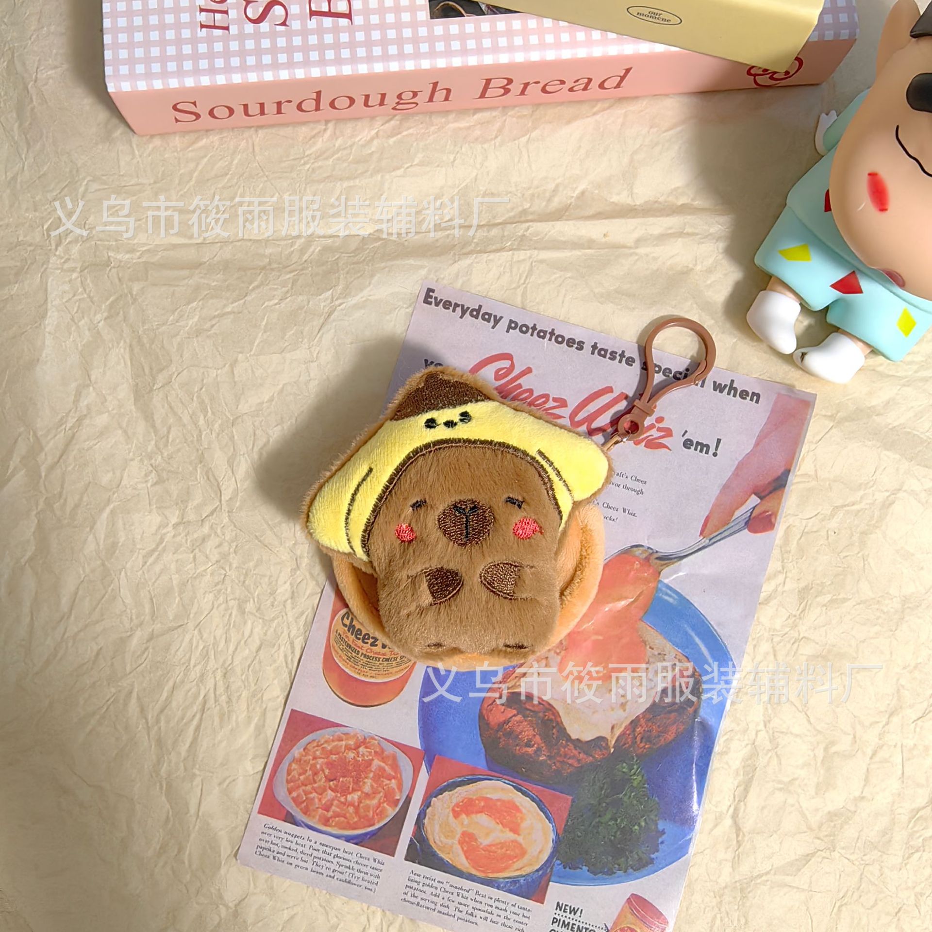 Traje de vestir Sanrio Kapibala Carpinno Monedero de felpa Accesorios Mochila escolar Llavero Colgante Auriculares Bolsa de almacenamiento