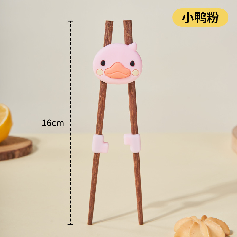 子供の虎口は箸を訓練します。2歳から6歳までの赤ちゃんは箸を勉強します。|undefined