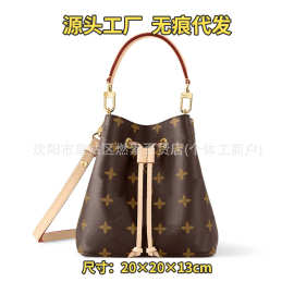 包包女2025新款真皮经典款老花BB小水桶包印花抽绳设计大容量手提