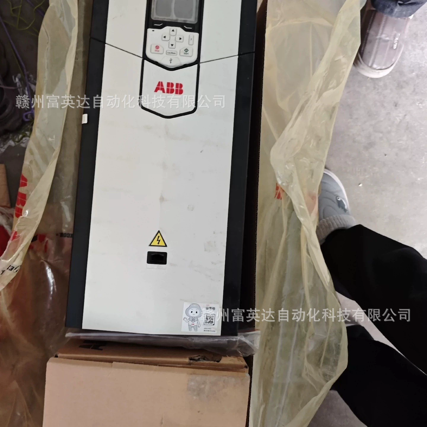 Преобразователь частоты ABB ACS880-01-145A-3 на складе, физическая съемка, переговоры и продажа
