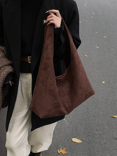 Demi-season shoulder bag, capacious matte one-shoulder bag, genuine leather, high-end