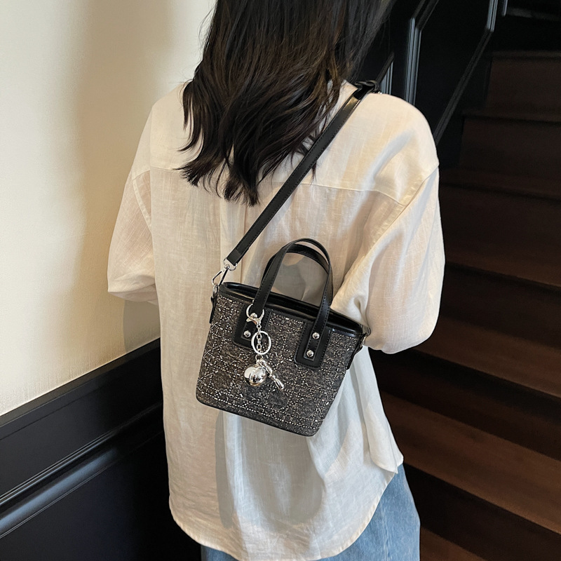 Bolso de cubo de mano popular de verano para mujer 2025 nuevo bolso de hombro de tendencia salvaje estilo occidental bolso de mensajero de viaje de moda