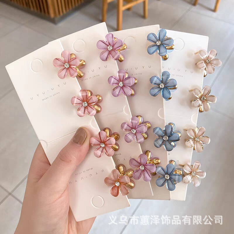 子供の水晶の花の小さいつかみの女の子のサイドは髪を挟みます。|undefined
