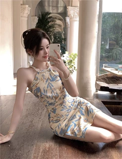 夏装新款法式气质别致珍珠挂脖连衣裙女设计感高级收腰包臀裙子潮