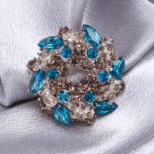 Elegant European and American Retro Crystal Wisteria Brooch for Women, Fashionable and Versatile, Ideal for Coats and Clothing Decor, Direct Manufacturer Sale