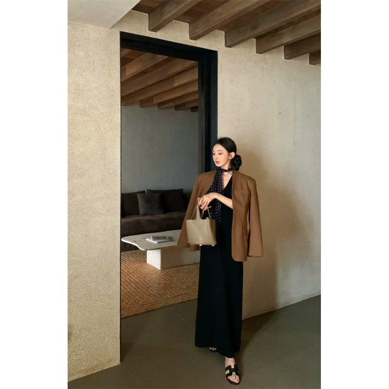 2025 женская мода ретро темперамент горячая девушка дизайн трикотажное платье пальто костюм женская одежда