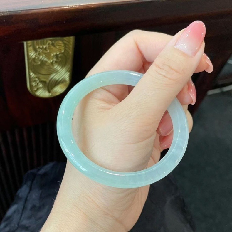 Vòng tay ngọc bích Miến Điện tự nhiên dạng tròn mỏng cao cấp có giấy chứng nhận chi tiết 4