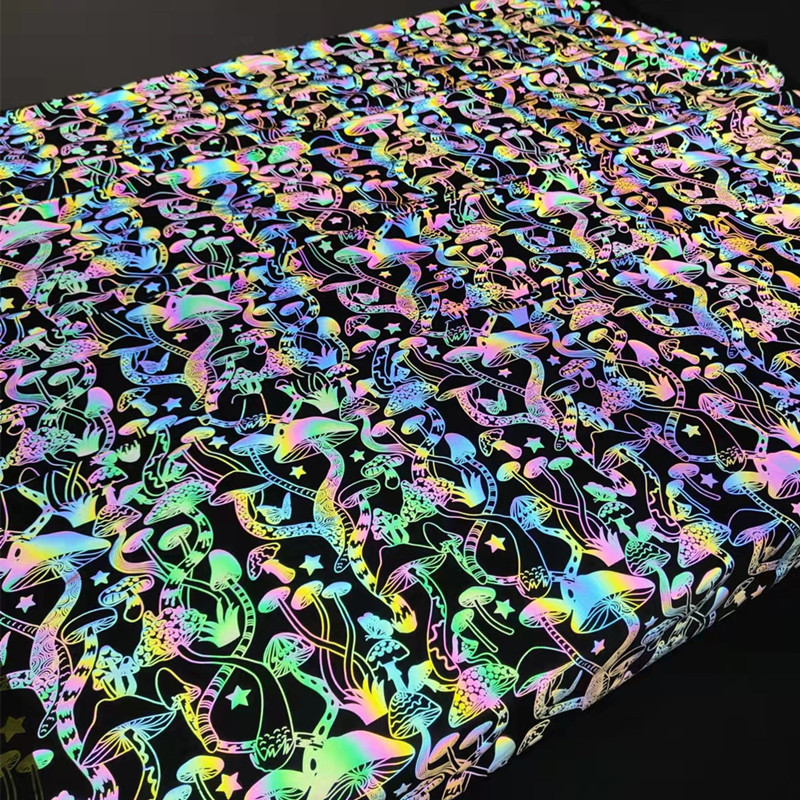 厂家供应卡通印花弹力镭射反光布表演服蘑菇满版烫金七彩反光面料