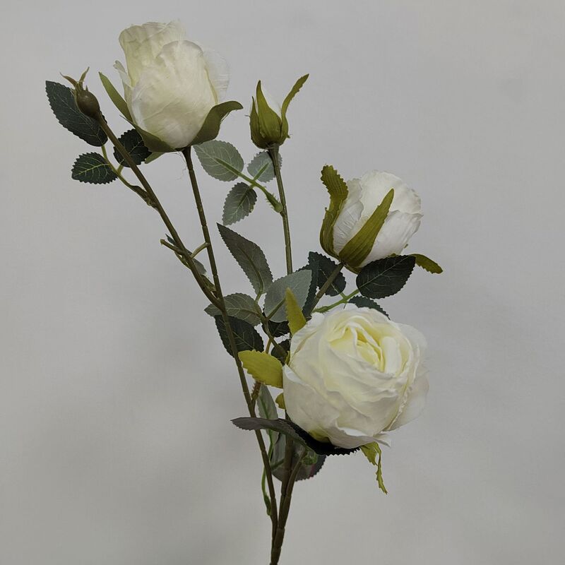 レトロな四頭のフランスのバラの花を焼いて花束の造花の乾いた花を飾って客間の食卓の花の装飾品を飾る|undefined