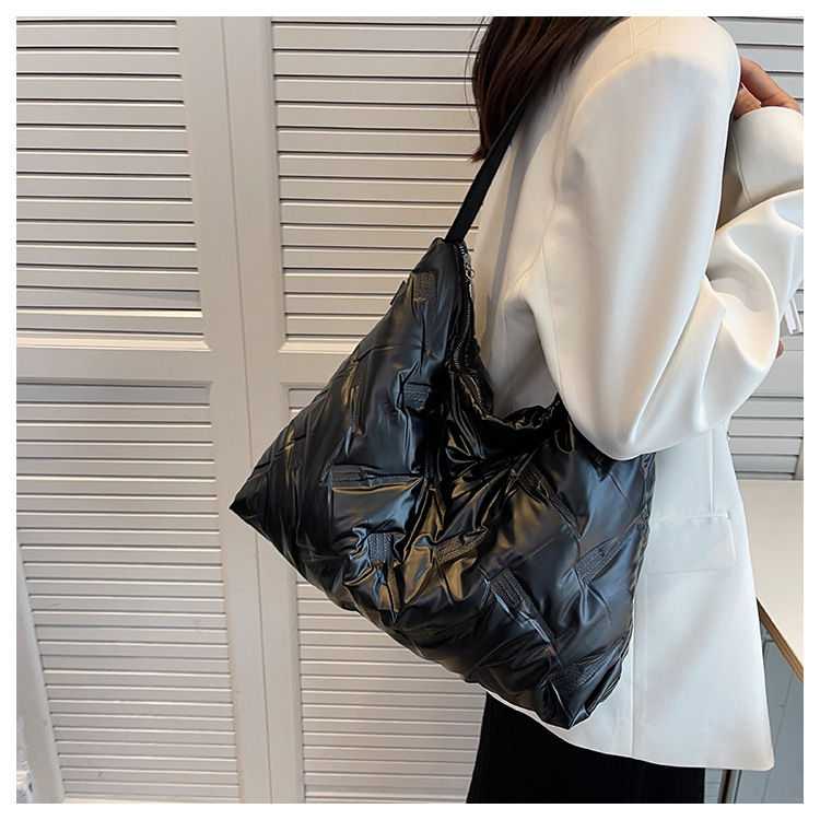 New Women's Bag Fashionable Large Capacity Shoulder Bag Women's 2023 Autumn/winter New Down Fabric Bag Trend Crossover Women's Bag_voghion.com