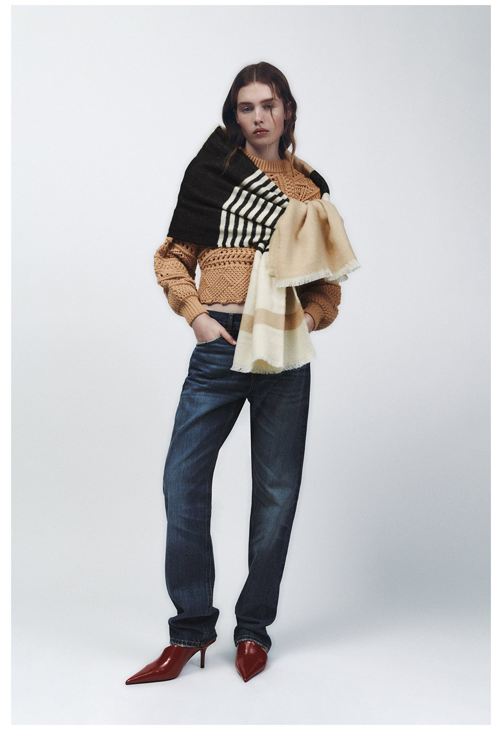 Novo cachecol xadrez feminino em imitação de cashmere com blocos de cores cáqui e nude, com bordas desfiadas, ideal para outono e inverno. Tamanho ampliado._voghion.com