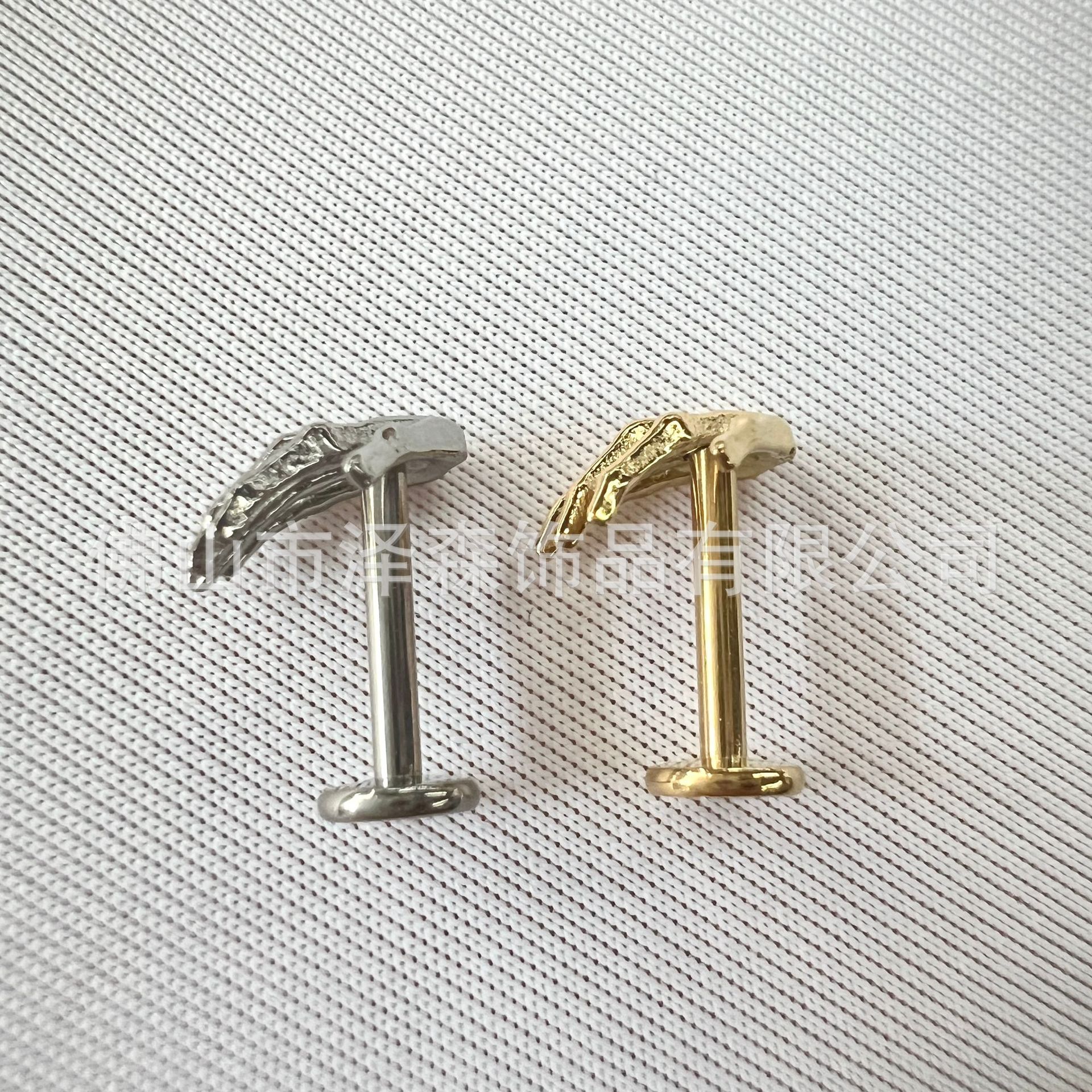 16G labret stud size and finish detail