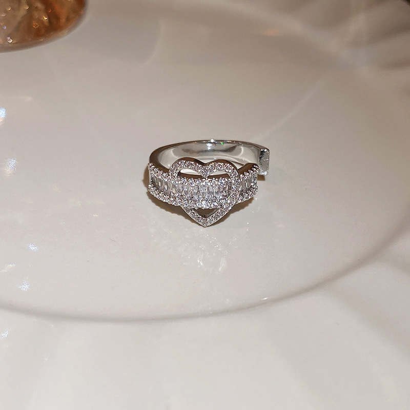 レトロな円形の緑松石の開口指輪の宮廷風の大衆の設計のファッション的な指輪の軽い贅沢な高級感の食指の指輪