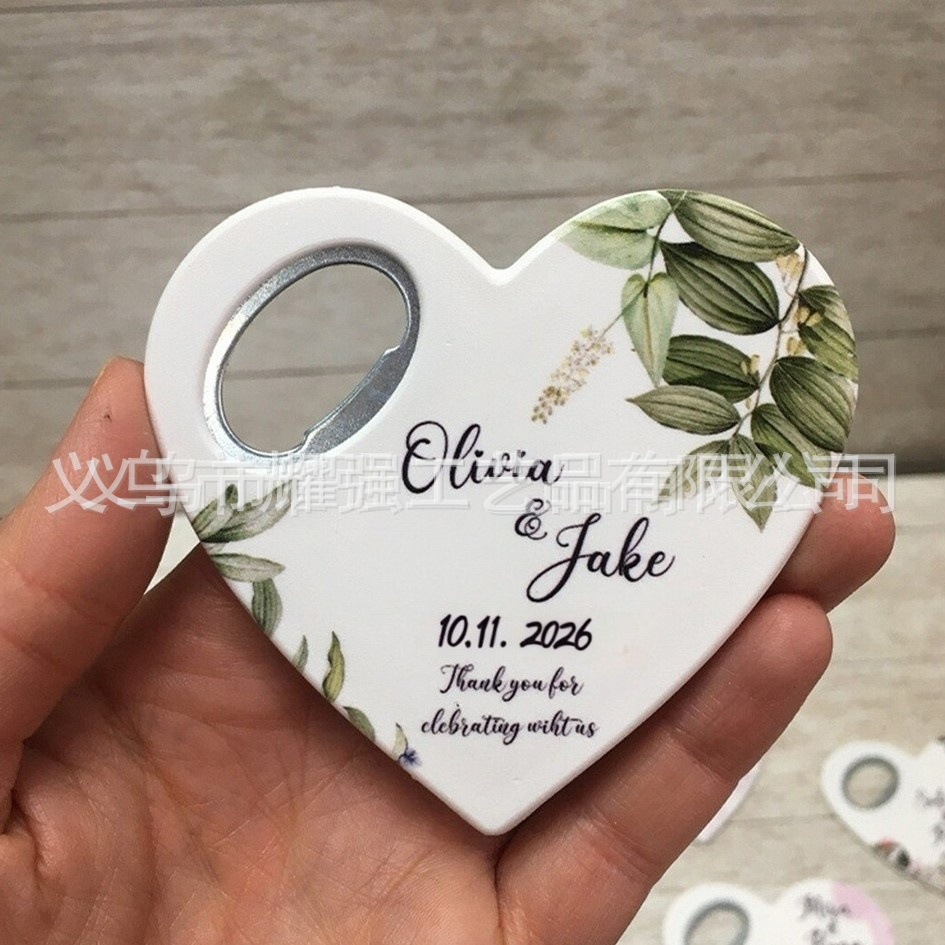 Abridor de botellas de plástico con forma de corazón