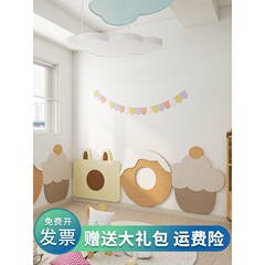 かわいいケーキの壁に幼稚園の環創クラスの文化壁を貼って、壁の周りに穴を開けないフェルトの装飾をします。