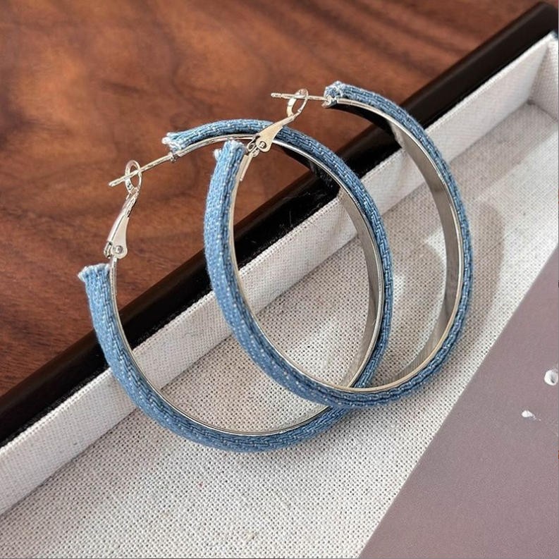 Personalidad europea y americana de moda esmerilado aretes de aretes de círculo para mujeres de alto nivel aretes redondos grandes aretes de aretes de lujo simple y ligero al por mayor