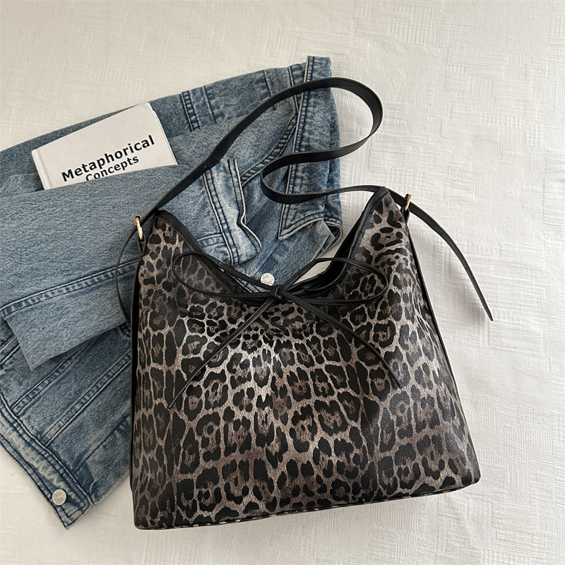 Retro brazaleta para mujeres 2025, otoño y invierno, nueva tendencia de moda, bolso de hombro de gran capacidad, bolso de mujer en línea